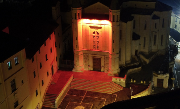 Femminicidi: si tinge di rosso la basilica di santa Rita da Cascia